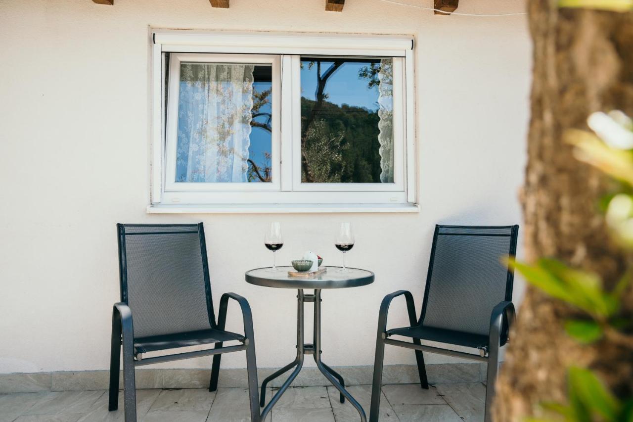 Mila And Jurija Formenti 2 Apartments In Heart Of Nautic Marina, With Heated Swimming Pool, Bikes, Sup, Kajak Skradin Bagian luar foto
