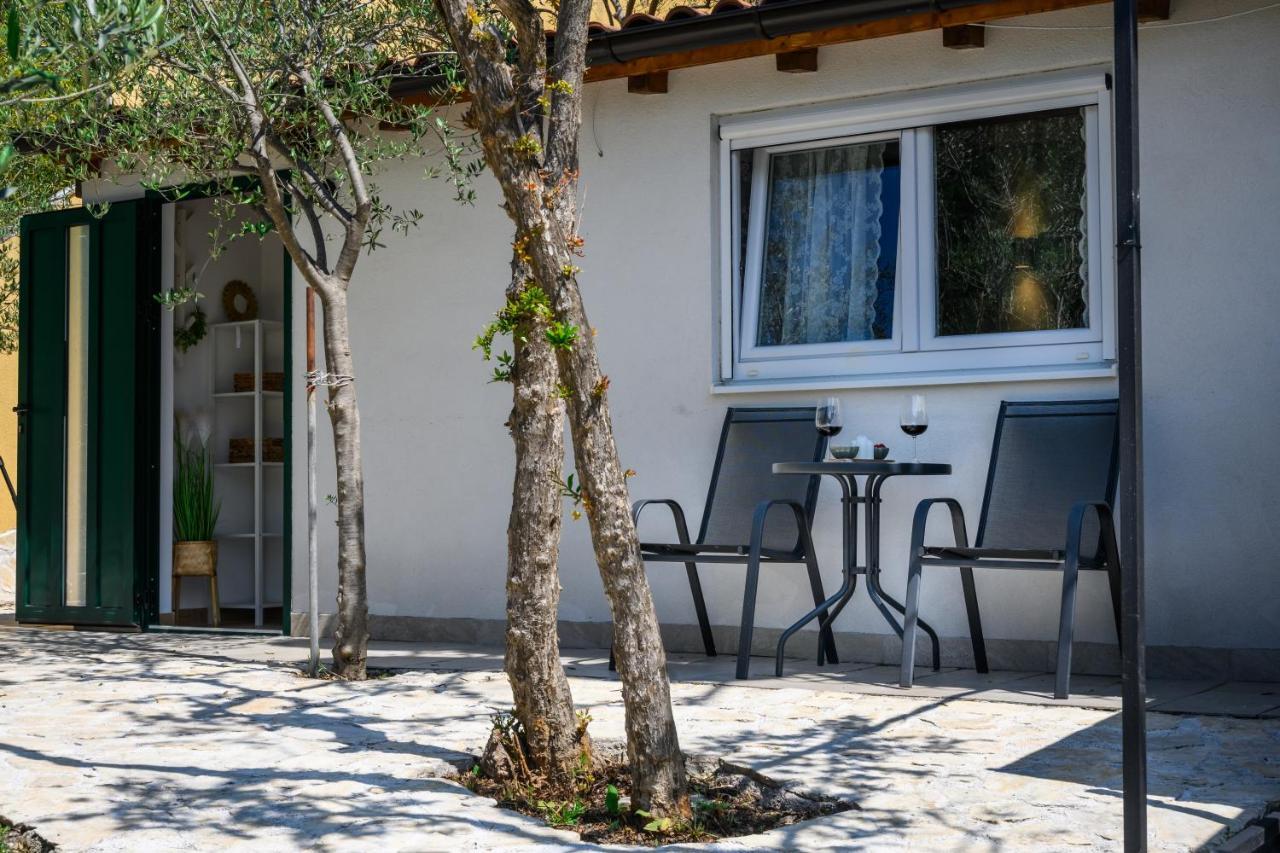 Mila And Jurija Formenti 2 Apartments In Heart Of Nautic Marina, With Heated Swimming Pool, Bikes, Sup, Kajak Skradin Bagian luar foto
